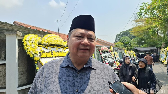Menteri Koordinator Bidang Perekonomian Airlangga Hartarto melayat ke rumah duka Arif Budimanta di Rawamangun, Jakarta Timur. (Belia/detikcom)