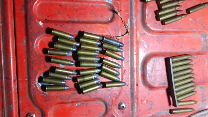 Warga di Sentani, Kabupaten Jayapura, Papua menemukan kantong plastik berisi 139 amunisi dan perlengkapan airsoft gun saat mencari pakan ternak.