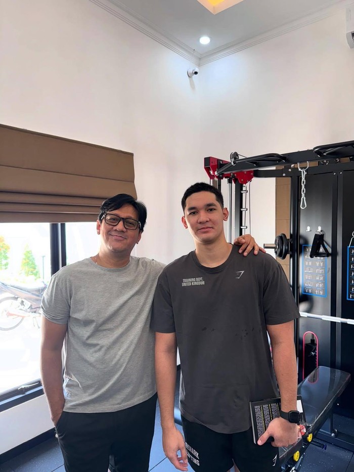 Andre Taulany Andre Taulany bersama putra sulungnya, Dio.