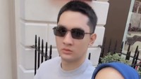 Erin Taulany mengantar putra sulungnya, Ardio Raihansyah Taulany atau Dio, yang akan melanjutkan kuliah di London, Inggris. Foto: Instagram @erintaulany