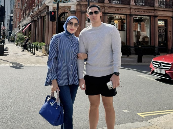 Erin Taulany bersama putra sulungya, Dio.