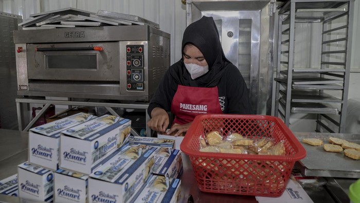 Seorang pekerja kue kenari produk UMKM di rumah produksi Pakaesang, Ternate, Maluku Utara, Sabtu (6/9/2025). Komisi VII DPR RI menyetujui penambahan anggaran Kementerian Usaha Mikro Kecil dan Menengah (UMKM) pada 2026 yang awalnya sebesar Rp296,59 miliar naik menjadi Rp722,1 miliar sebagai upaya pengentasan kemiskinan dan menciptakan lapangan kerja melalui kewirausahaan dan UMKM. ANTARA FOTO/Andri Saputra/foc.