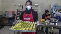 Sejumlah pekerja menyelesaikan kue produk UMKM di rumah produksi Pakaesang, Ternate, Maluku Utara, Sabtu (6/9/2025).