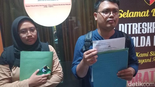 Anggota Lembaga Bantuan Hukum (LBH) Bali, Ignatius Rhadite menunjukkan surat pelaporan di Mapolda Bali, Sabtu (6/9/2025). (Aryo Mahendro/detikBali)