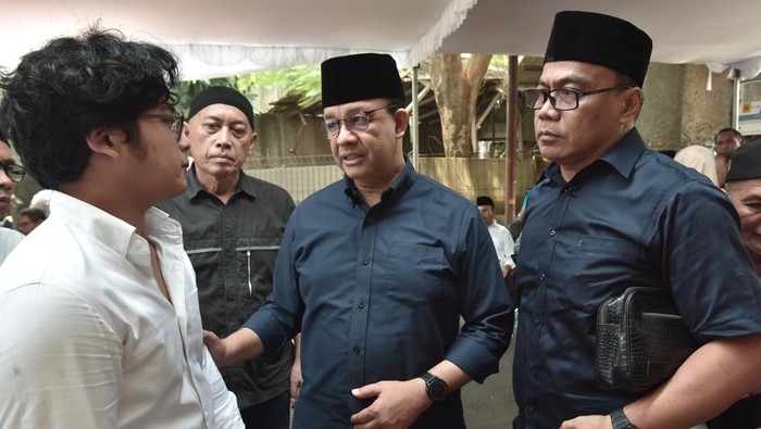 Mantan Gubernur DKI Jakarta Anies Baswedan (tengah) berbincang dengan keluarga saat melayat ke kediaman mantan Stafsus Presiden ke-7 Joko Widodo bidang ekonomi Arif Budimanta di Rawamangun, Jakarta Timur, Sabtu (6/9/2025). Arif Budimanta wafat pada usia 57 tahun saat menjalani perawatan di Rumah Sakit. ANTARA FOTO/Fakhri Hermansyah/foc.