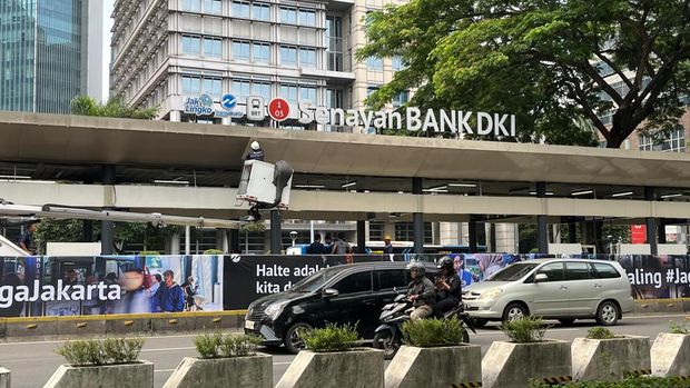 Begini kondisi Halte TransJakarta Senayan saat perbaikan usai dirusak saat ada demonstrasi.