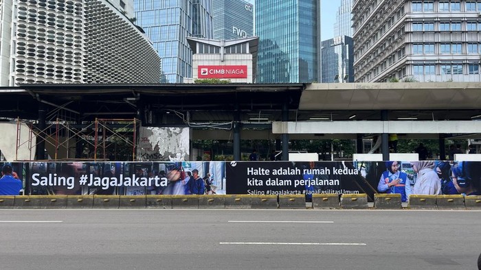 Begini kondisi Halte TransJakarta Senayan saat perbaikan usai dirusak saat ada demonstrasi.