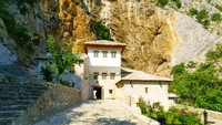 Menurut sebuah catatan tertulis yang pernah ada, tempat ini juga menjadi lokasi pemakaman salah seorang tokoh terkenal Kekaisaran Ottoman yang bernama Sari Saltuk.  Foto: Getty Images/iStockphoto/RnDmS