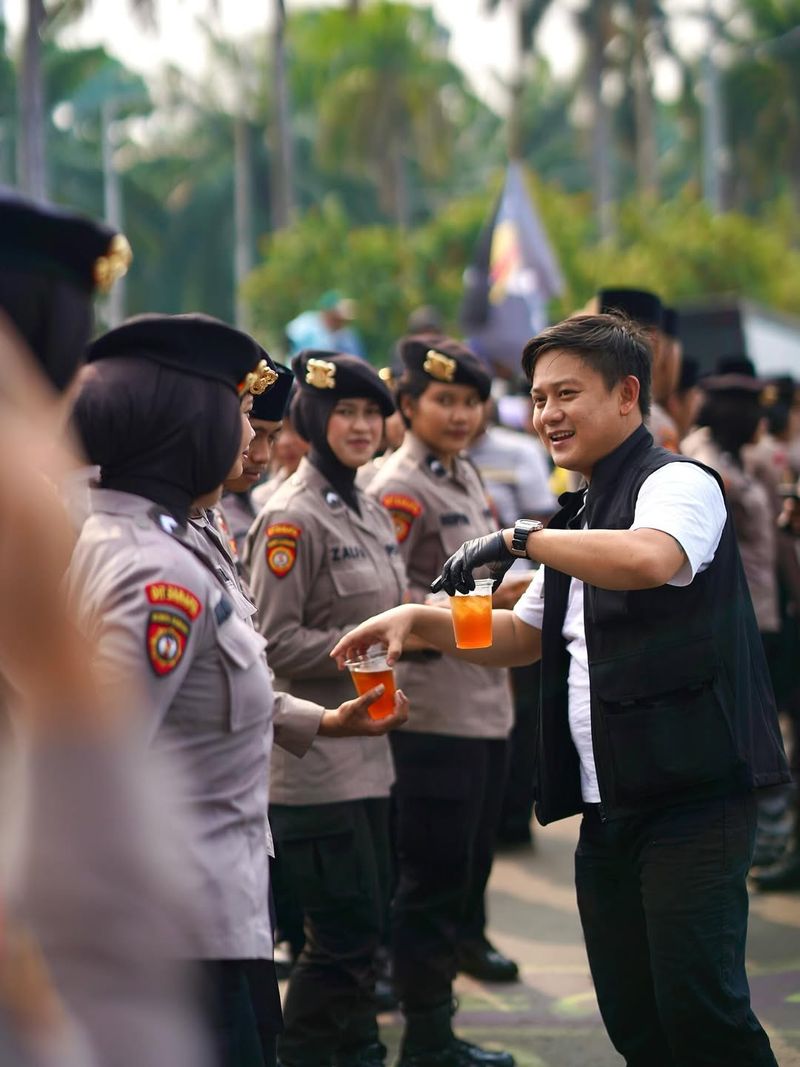 Bobon Santoso bagikan nasi bungkus dan es teh di aksi damai DPR RI