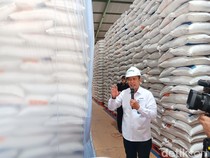 Bos Bulog Turun ke Gudang, Cek Ribuan Ton Beras Agar Tak Rusak!