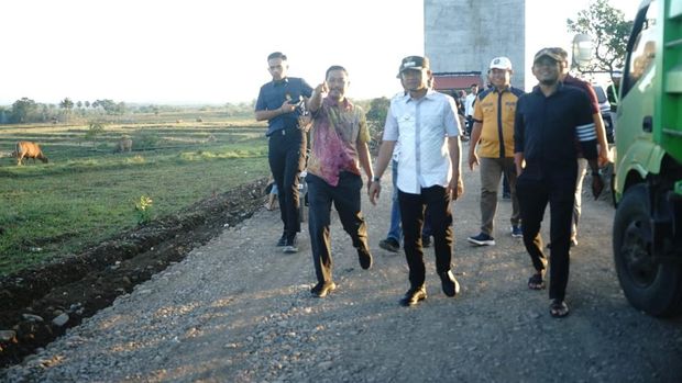 Bupati Bone Andi Asman Sulaiman meninjau perbaikan jalan di Desa Binuang, Kecamatan Libureng.