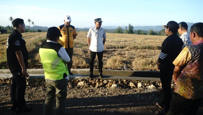 Bupati Bone Andi Asman Sulaiman meninjau perbaikan jalan di Desa Binuang, Kecamatan Libureng.