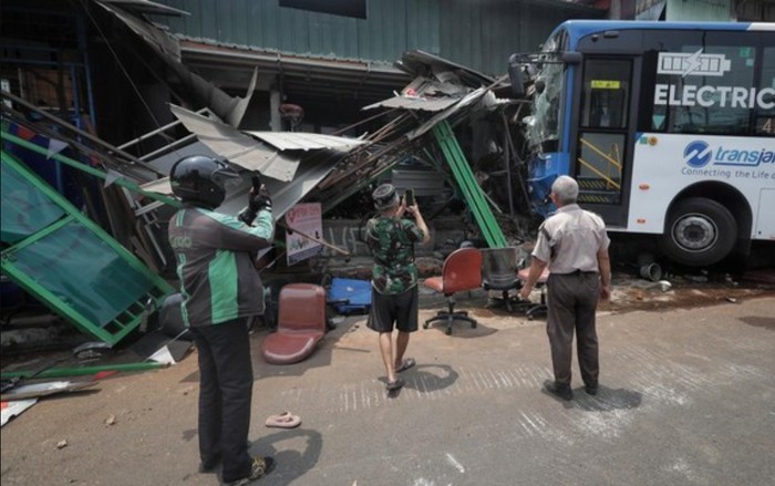 Bus Transjakarta tabrakan.
