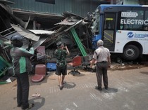 Video: Bus Tabrak Ruko di Jaksel, Transjakarta Minta Maaf
