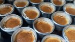 Ada Brownies dan Cheesecake Rp 10 Ribuan di Pinggir Rel Kereta Bintaro