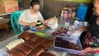 Pemiliknya adalah Siti Masuhah (27), sosok Gen Z ini membuat sendiri kue-kue yang ditawarkan. Area dapur produksinya berada di teras rumah miliknya yang berjarak 100 meter dari warungnya. Foto: Yenny Mustika Sari/detikcom