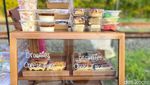 Ada Brownies dan Cheesecake Rp 10 Ribuan di Pinggir Rel Kereta Bintaro