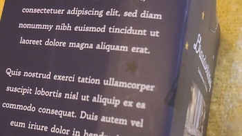 Kok malah ‘loren ipsum’ yang dicetak, mungkin desainer kemasan ini lagi kurang fokus. Foto: Bored Panda