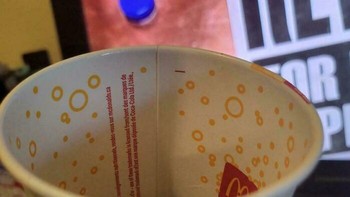 Kalau gelasnya terbalik begini minumannya jadi rasa tinta dong? Foto: Bored Panda