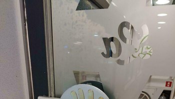 Sepertinya yang bikin gambar ini lupa kalau kebanyakan manusia punya lima jari. Foto: Bored Panda