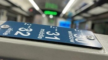 Kalau tulisan braille dicetak biasa begini bagaimana bisa dibaca orang tuna netra? Foto: Bored Panda