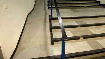 Bikin jalur kursi roda tapi tidak ramah pengguna kursi roda. Foto: Bored Panda