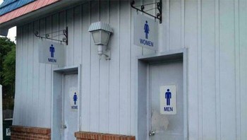 Hmm, jadi toilet perempuan yang sebelah mana nih? Foto: Bored Panda