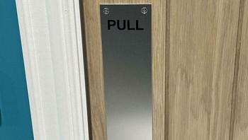 Kalau nggak ada pegangan pintunya mau ditarik pakai apa? Foto: Bored Panda