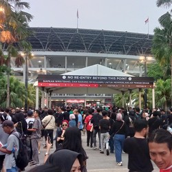 Lautan Baladewa Padati GBK Jelang Konser Dewa 19 All Stars