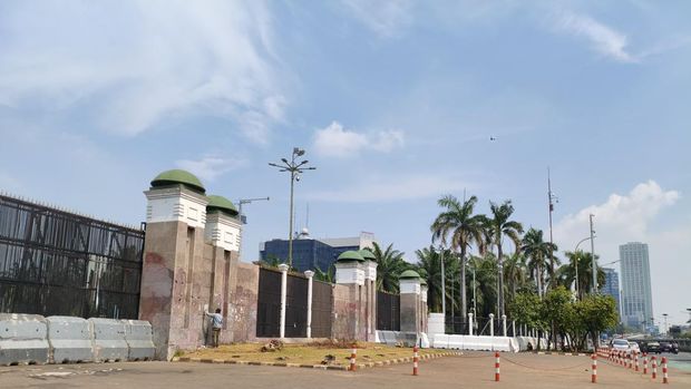 Dingding gerbang DPR RI mulai dibersihkan usai ada aksi unjuk rasa.