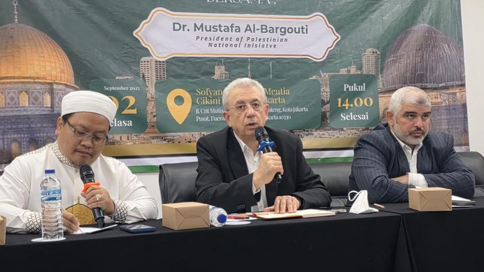 Direktur Baitul Maqdis Institute Fahmi Salim (kiri), tokoh nasional Palestina, Dr. Mustafa Bargouti (tengah), dan para aktivis dalam kunjungan ke Indonesia pada 30 Agustus-6 September 2025.