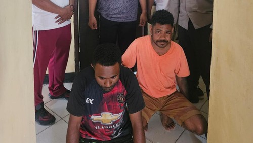 Dua pelaku pengancaman terhadap karyawan Hotel Tii Langga saat diamankan di Mapolsek Kota Lama, Kota Kupang, NTT, Jumat (5/9/2025) malam.