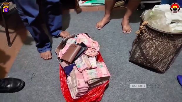Dua pria mencuri uang Rp 1 miliar dan kabur ke dalam hutan di Kalimatan Barar. Mereka akhirnya kelaparan di dalam hutan dan diserahkan ke polisi. (dok Istimewa)