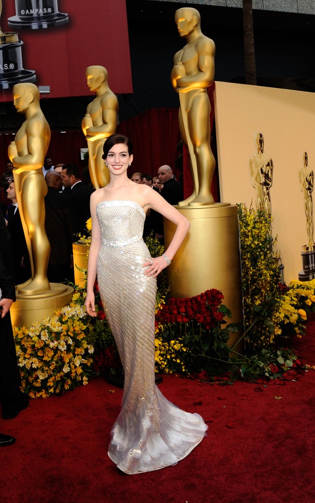 Anne Hathaway membuktikan diri sebagai aktris bertalenta sekaligus ikon gaya yang tak bisa dipandang sebelah mata dalam balutan column dress glamor berkilauan Armani di Academy Awards 2009. (Foto: Kevork Djansezian/Getty Images)