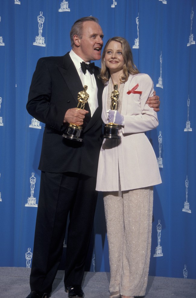 Selain Julia, Jodie Foster termasuk selebriti yang berani memberikan penampilan berbeda di tengah dominasi gaun malam untuk karpet merah. Bahkan, Jodie memakai setelan tuksedo Armani untuk perhelatan sekelas Oscars pada 1992. Pilihan tersebut rupanya melengkapi momen kemenangan Jodie sebagai aktris utama terbaik untuk performanya di film ‘The Silence of the Lambs’. Foto: Ron Galella, Ltd./Ron Galella Collection via Getty Images