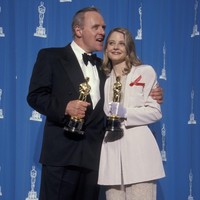 Selain Julia, Jodie Foster termasuk selebriti yang berani memberikan penampilan berbeda di tengah dominasi gaun malam untuk karpet merah. Bahkan, Jodie memakai setelan tuksedo Armani untuk perhelatan sekelas Oscars pada 1992. Pilihan tersebut rupanya melengkapi momen kemenangan Jodie sebagai aktris utama terbaik untuk performanya di film ‘The Silence of the Lambs’. Foto: Ron Galella, Ltd./Ron Galella Collection via Getty Images