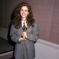 Penampilan Julia dengan setelan oversize Armani yang revolusioner mewarnai Golden Globes 1990 dan menegaskan gaya androgini penuh percaya diri. Di ajang bergengsi bagi insan film dan TV Hollywood tersebut, ia menyabet penghargaan untuk kategori Best Supporting Actress Motion Picture berkat perannya di film ‘Steel Magnolias’. (Foto: Ron Galella, Ltd./Ron Galella Collection via Getty Images)