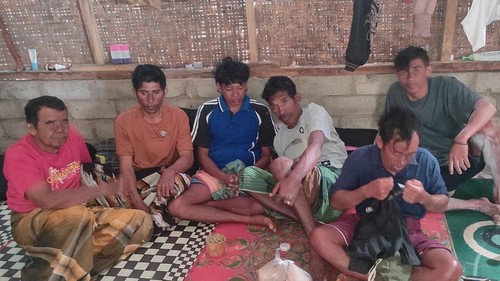 Enam orang pelaut KLM Karya Ilahi yang selamat setelah kapal tenggelam di Lombok Utara. (Humas Polres Lombok Utara)