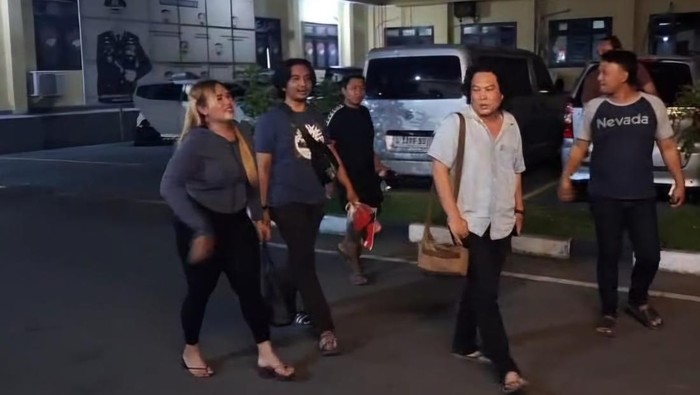 Fathin, waria di Mojokerto saat dibawa ke kantor polisi.