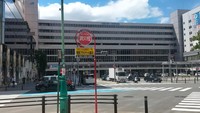 Stasiun Hakata, Fukuoka menjadi salah satu titik paling ramai karena menjadi pusat orang-orang untuk naik dan turun dari transportasi umum seperti kereta atau taksi. Di area stasiun ini juga terdapat banyak pusat perbelanjaan hingga restoran. Namun, berdasarkan pantauan detikEdu selama di Fukuoka, area-area pertokoan sudah tutup pukul 21.00 waktu setempat. Foto: Novia Aisyah/detikcom