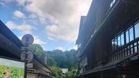 Di area dekat Kuil Dazaifu Tenmangu, ada banyak bangunan kuno bernuansa kayu yang khas Jepang. Ada banyak orang tua yang juga masih bekerja di tempat-tempat usaha ini. Foto: Novia Aisyah/detikcom