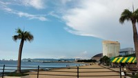 Pantai Momochi juga masih cukup ramai dengan anak-anak muda yang bersosialisasi di akhir pekan. Pantai ini juga berlokasi di Fukuoka. Foto: Novia Aisyah/detikcom