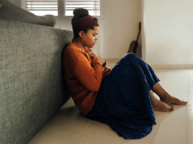 Seorang perempuan mengalami gangguan kecemasan dan rasa takut berlebihan