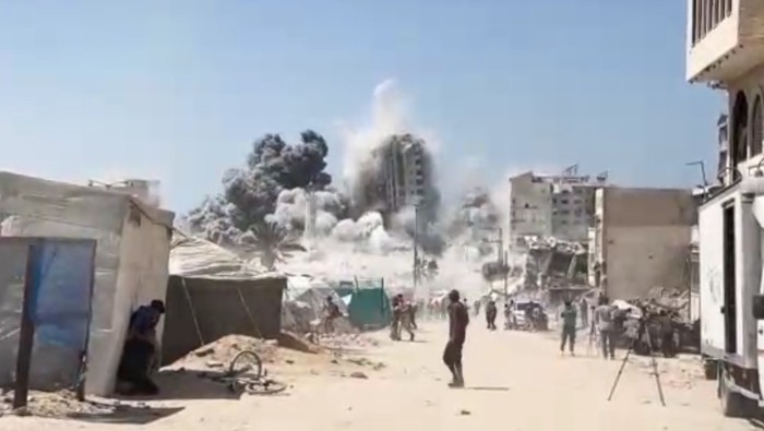 Gedung di Gaza dibom Israel.