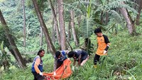 Penemuan potongan kaki manusia ini di semak-semak pinggir jalur Pacet-Cangar. Posisinya sekitar 1 Km di atas tikungan Gotekan.