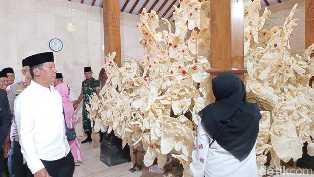 Suasana Grebeg Gunungan lenteng di Dusun Bakalan, Desa Sumberarum, Kecamatan Tempuran, Kabupaten Magelang, Sabtu (6/9/2025).