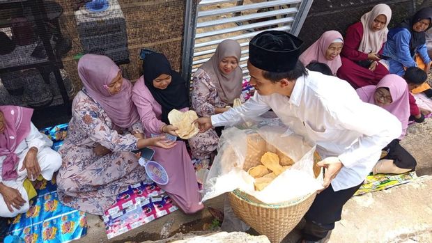 Suasana Grebeg Gunungan lenteng di Dusun Bakalan, Desa Sumberarum, Kecamatan Tempuran, Kabupaten Magelang, Sabtu (6/9/2025).