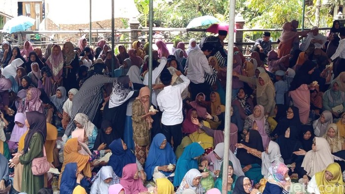 Suasana Grebeg Gunungan lenteng di Dusun Bakalan, Desa Sumberarum, Kecamatan Tempuran, Kabupaten Magelang, Sabtu (6/9/2025).
