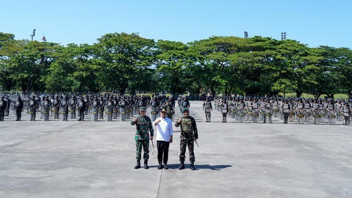 Gubernur Sulsel Andi Sudirman Sulaiman mengapresiasi kinerja TNI selama pengamanan aksi demonstrasi.