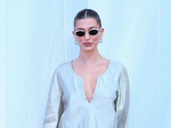 5 Gaya Hailey Bieber Pakai Busana Jadul dari 28 Tahun Lalu, Seusia Dirinya